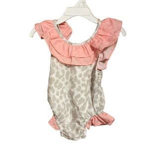 •LITTLE BIRDIE•THE SMOCKING COMPANY EST. 2013, LEOPARD RUFFLE ONSIE SIZE 3 MO.